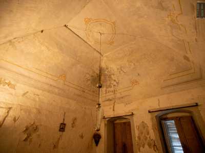 Ci ritroviamo infatti all�interno di stanze che presentano alte volte...